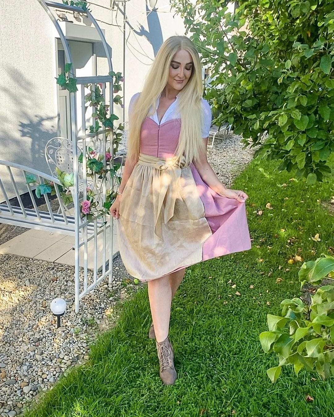 Customer photo review of Samt Dirndl in Schwarze mit Gerader Ausschnitt