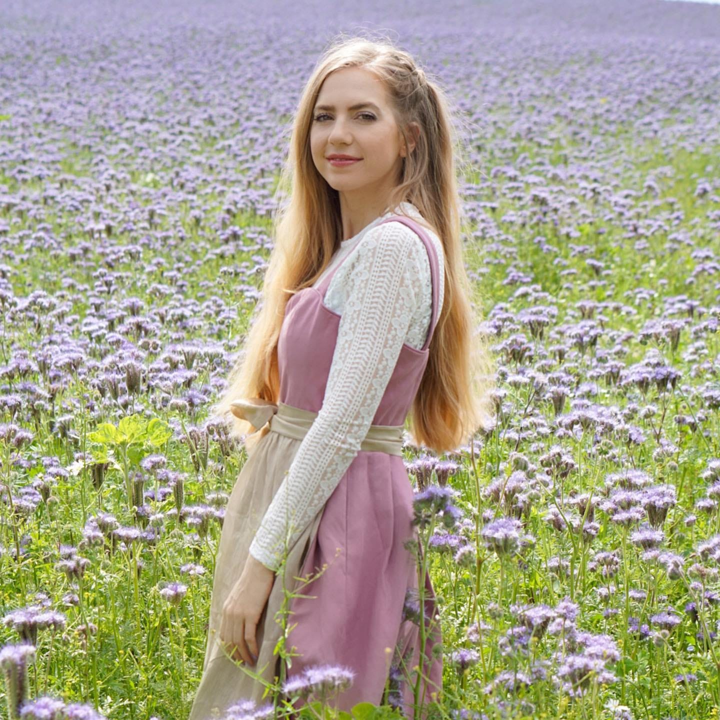 Customer photo review of Samt Dirndl in Schwarze mit Gerader Ausschnitt
