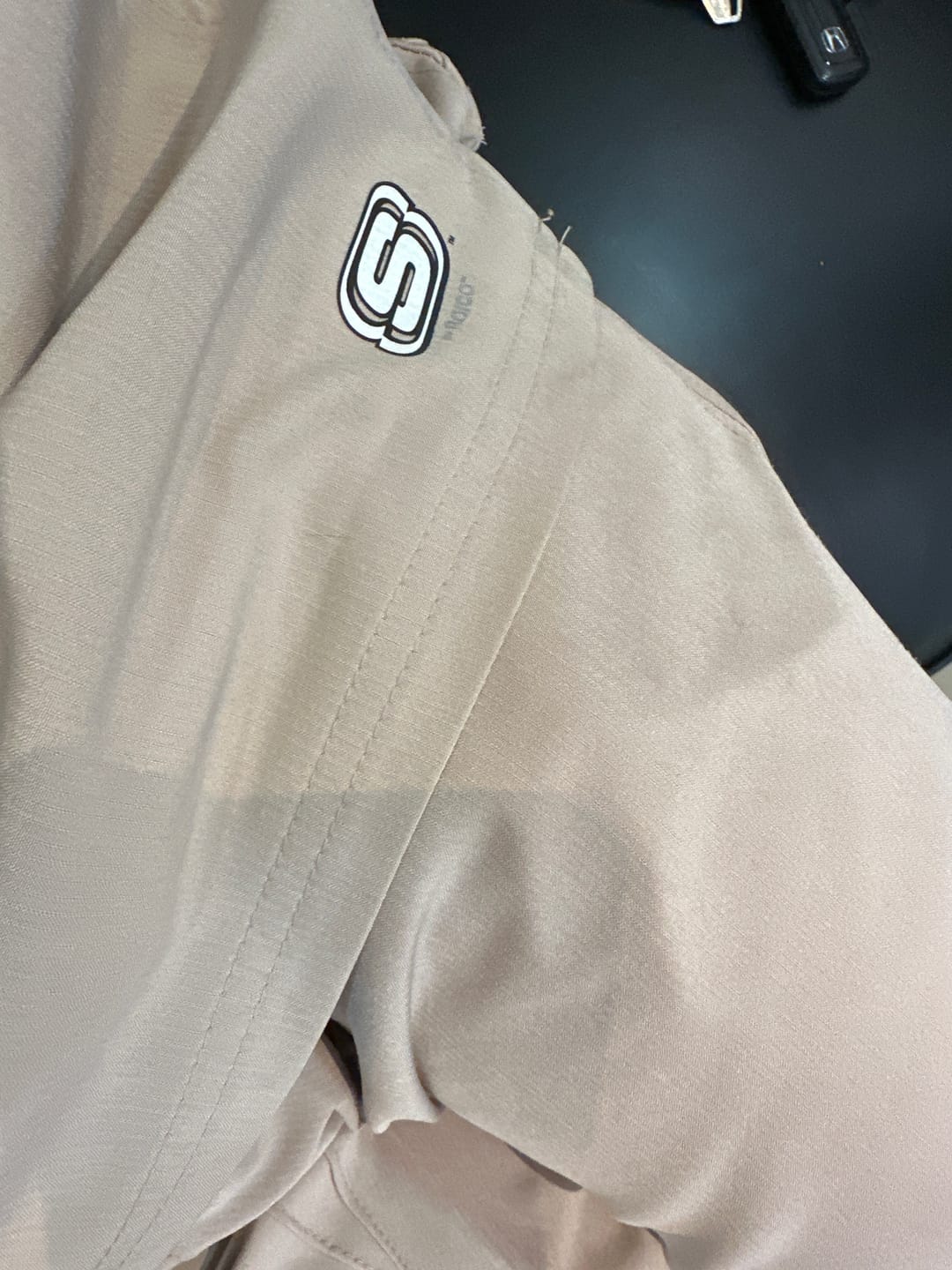 Customer photo review of بلوزة سكتشرز جيب واحد ~One pocket Scrub Top