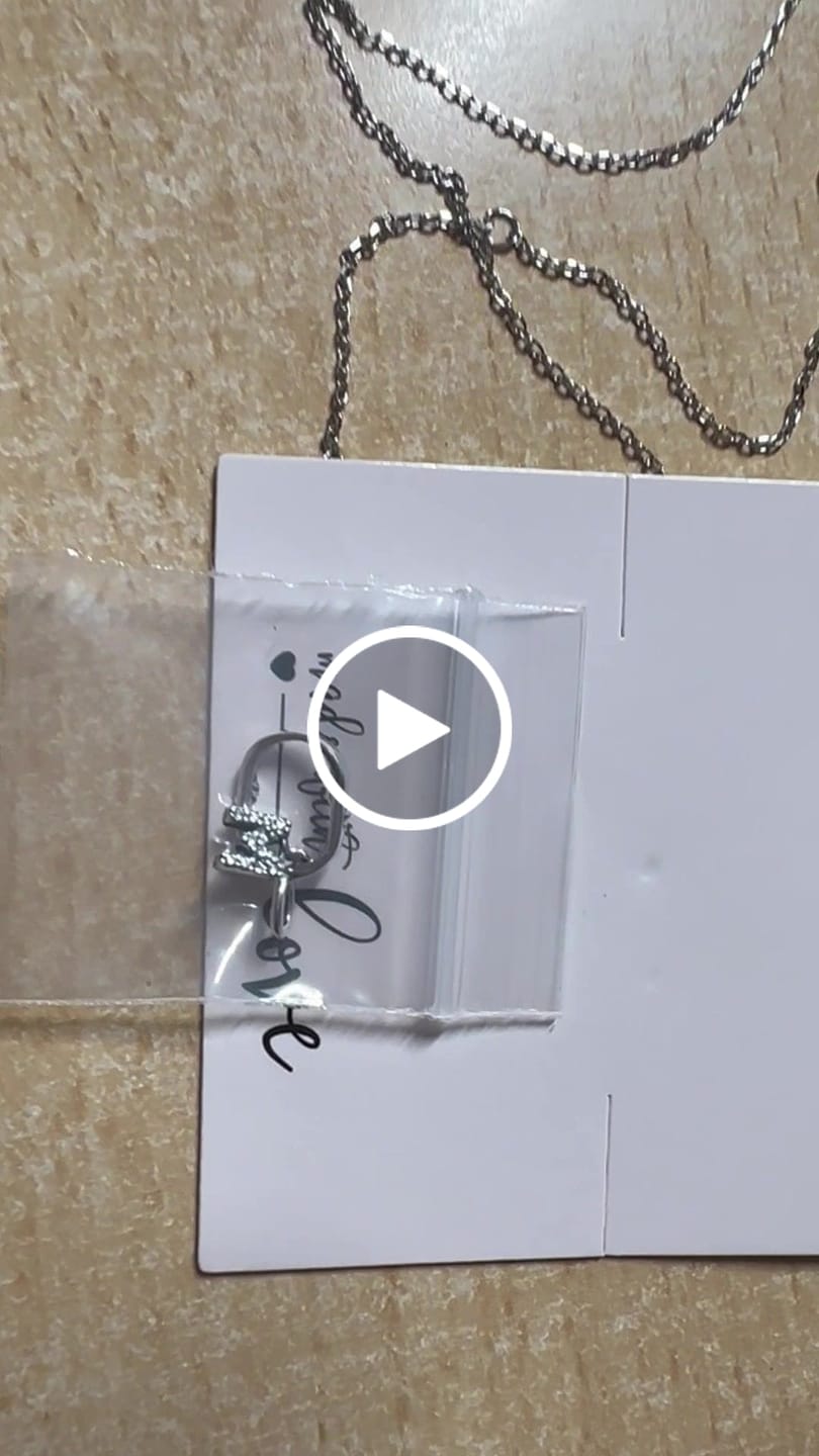 Customer video review of Collar Inicial Brillo