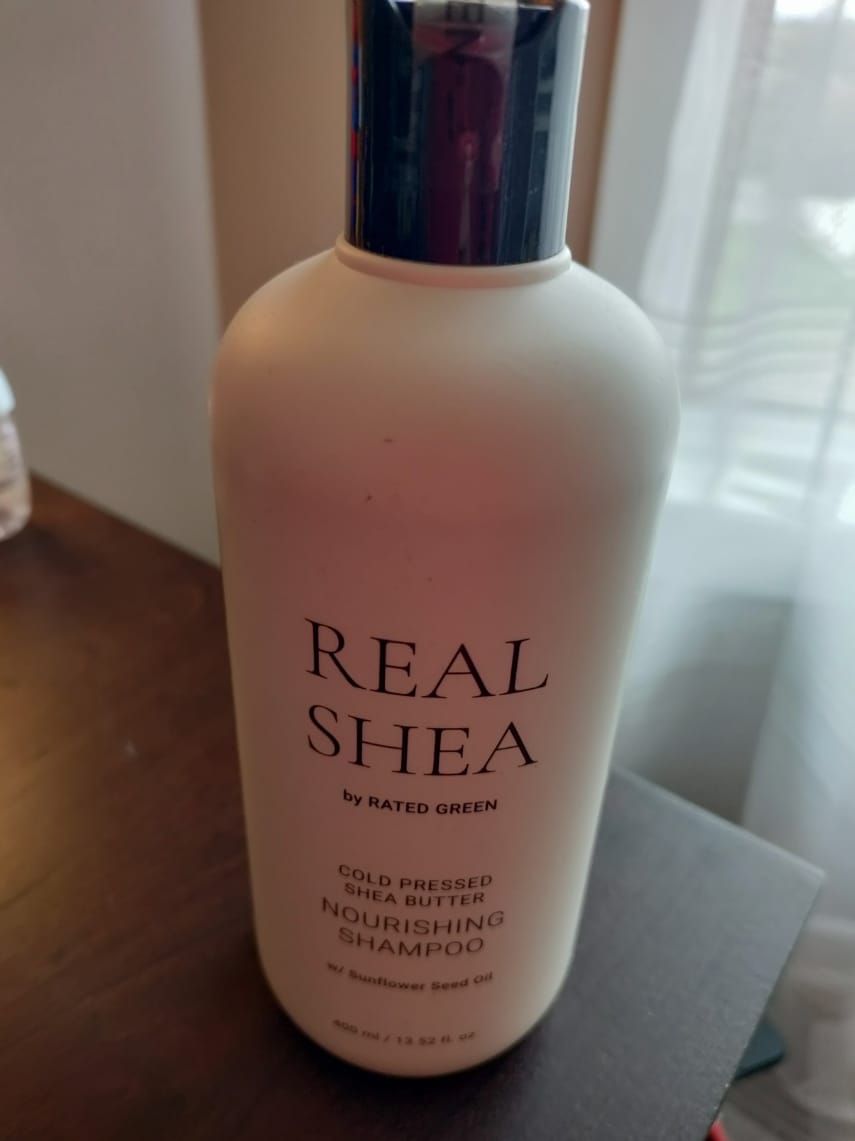 Customer photo review of Șampon hrănitor pentru păr uscat, creț și deteriorat Rated Green Real Shea Nourishing Shampoo 400 ml