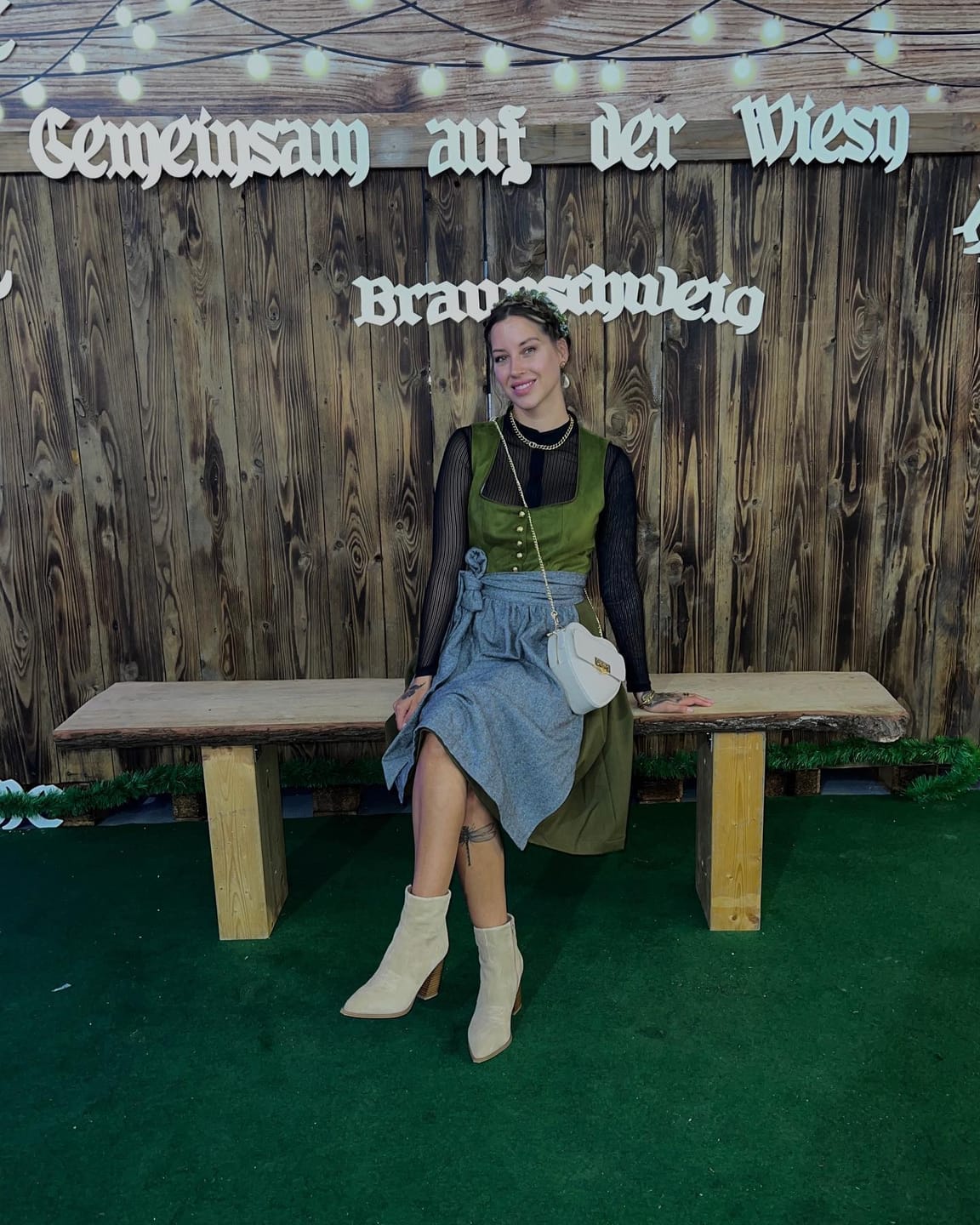 Customer photo review of Samt Dirndl in Schwarze mit Gerader Ausschnitt