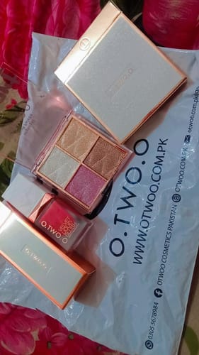 Customer photo review of O.TWO.O HIGHLIGHT AND BLUSH PALETTE