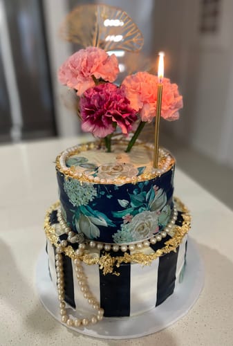 Customer photo review of White-Cream Roses - Edible Icing Cake Wrap