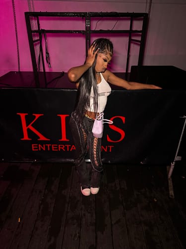 Customer photo review of LOW RISERS (BLACK DENIM)