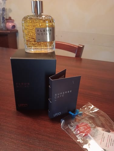 Customer photo review of FLEUR NOIRE - Eau de Parfum intense