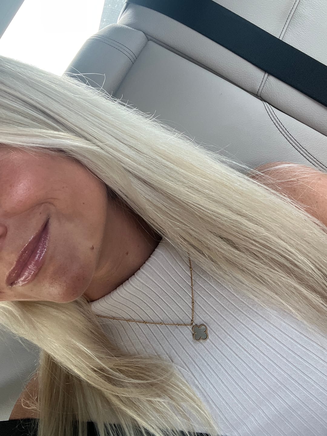 Customer photo review of Perlmutt Lucky Leaf Kette 14K Vergoldet