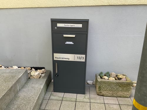 Customer photo review of AlbersDesign Stand-Paketbox PB1 anthrazit (RAL7016) personalisiert mit Edelstahl-Schild