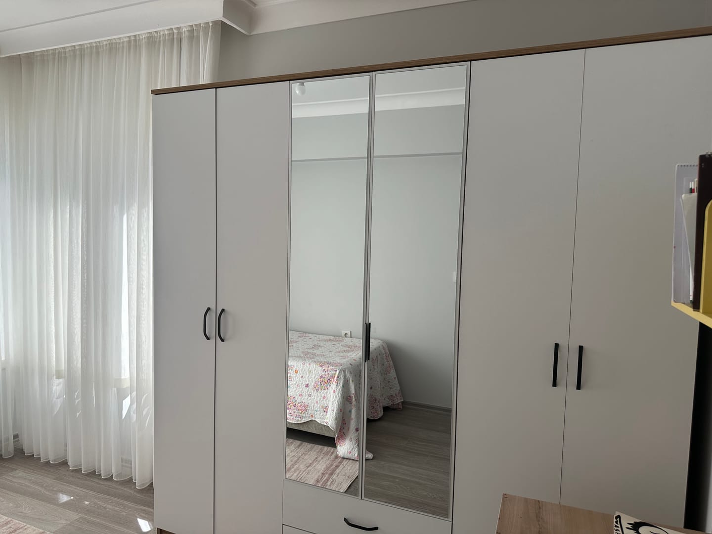 Customer photo review of Rani BA130 Geniş Gardırop Elbise Dolabı Aynalı Kapaklı 2 Çekmeceli 5 Raflı 3 Askılı Sepet Ceviz - Beyaz