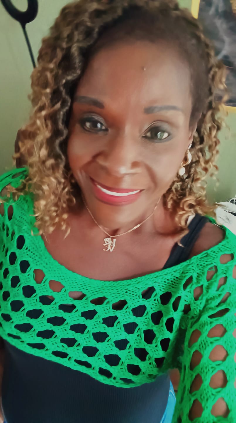 Customer photo review of Flora Green Prescription Colored Contact Lenses