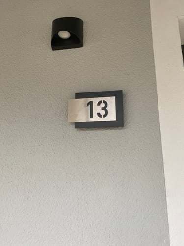 Customer photo review of Edelstahl-Hausnummer, mit 3D Effekt, Rückwand pulverbeschichtet in Wunschfarbe, Frontblende in Edelstahl
