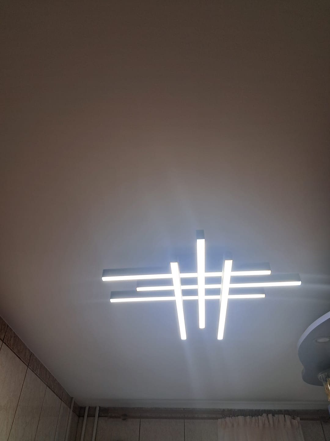 Customer photo review of Lustra LED 6 LINES Design Black Echivalent 600W Telecomanda