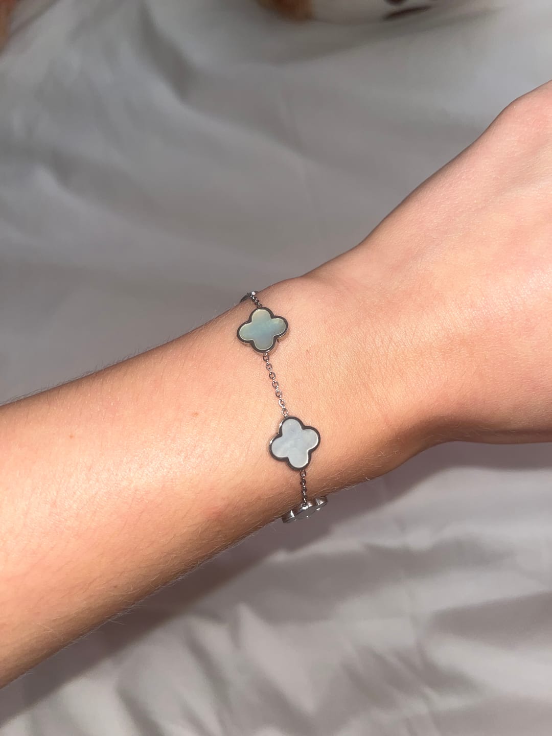 Customer photo review of Clover Perlmutt Armband | 18K vergoldet