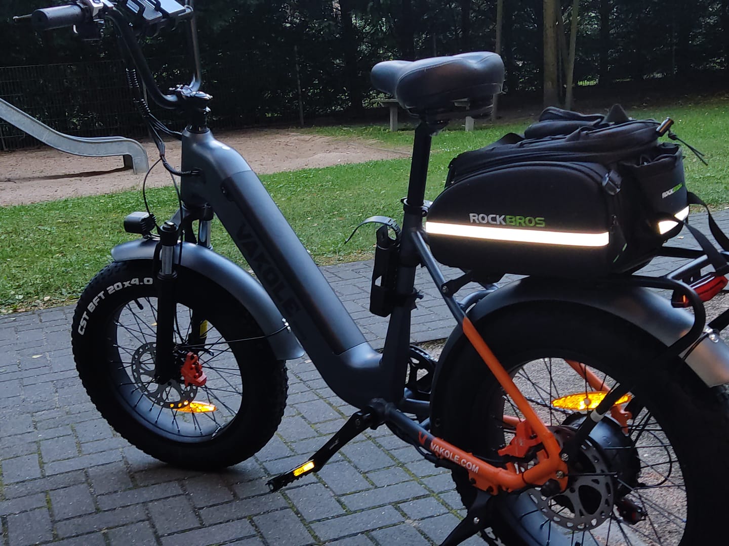Customer photo review of Vakole SG20 Upgraded Version 250W 20" Fat Bike Electric Trekking Bike 48V 15.6Ah Samsung Battery