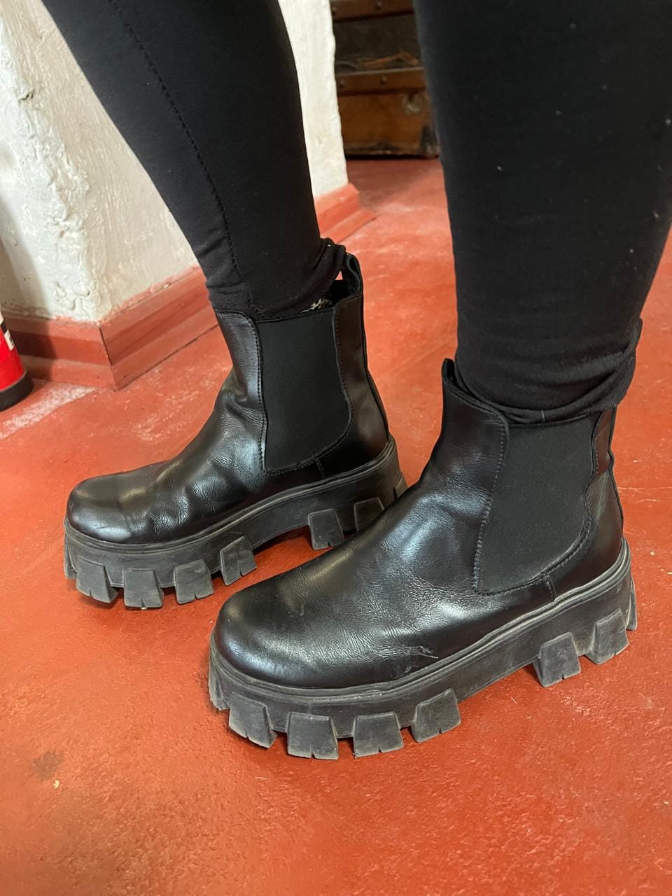 Customer photo review of Botines Lisboa Negro Correas Removibles