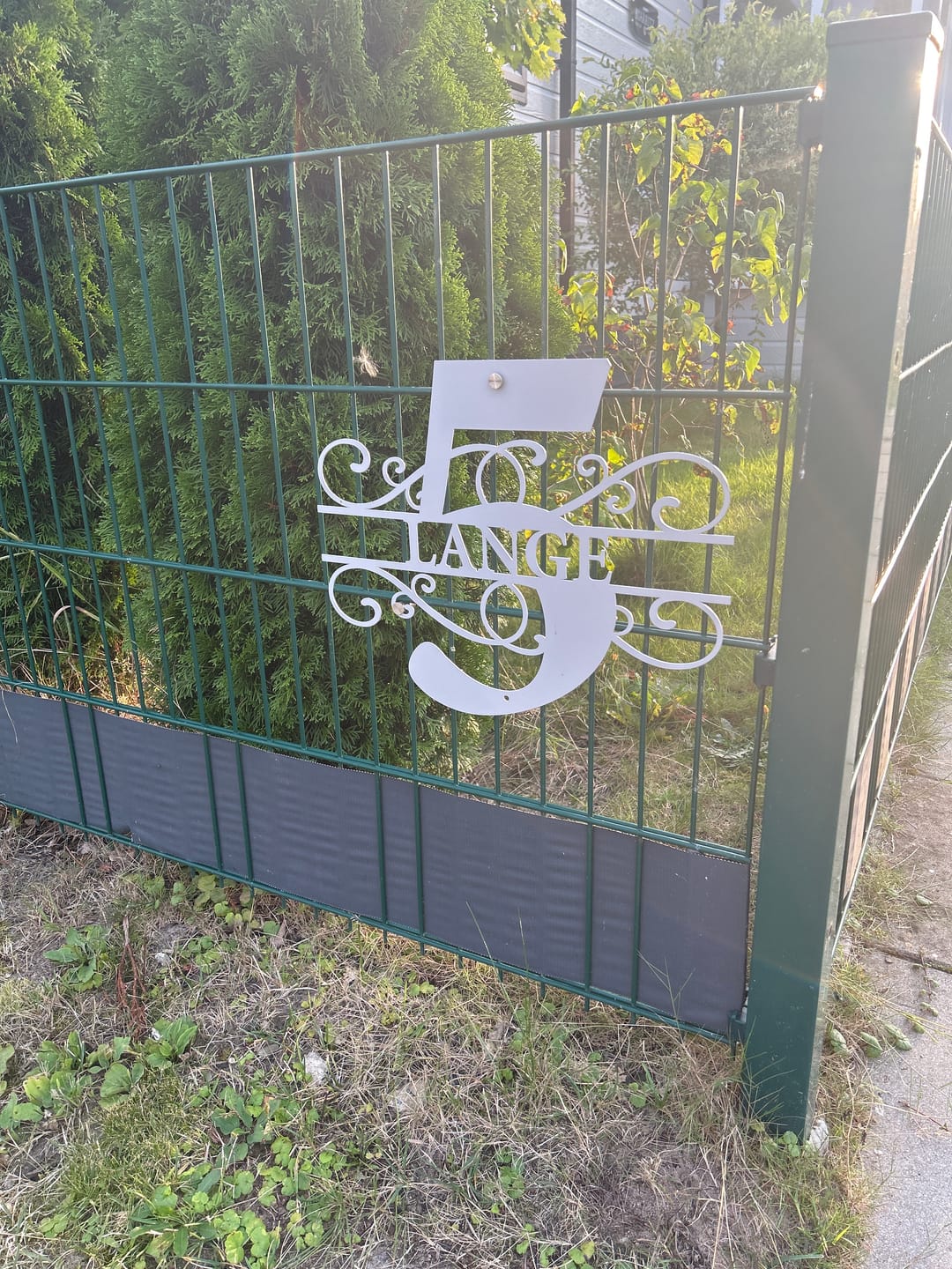 Customer photo review of Hausnummer-Türschild Ornamental Style mit Familiennamen (personalisierbar)