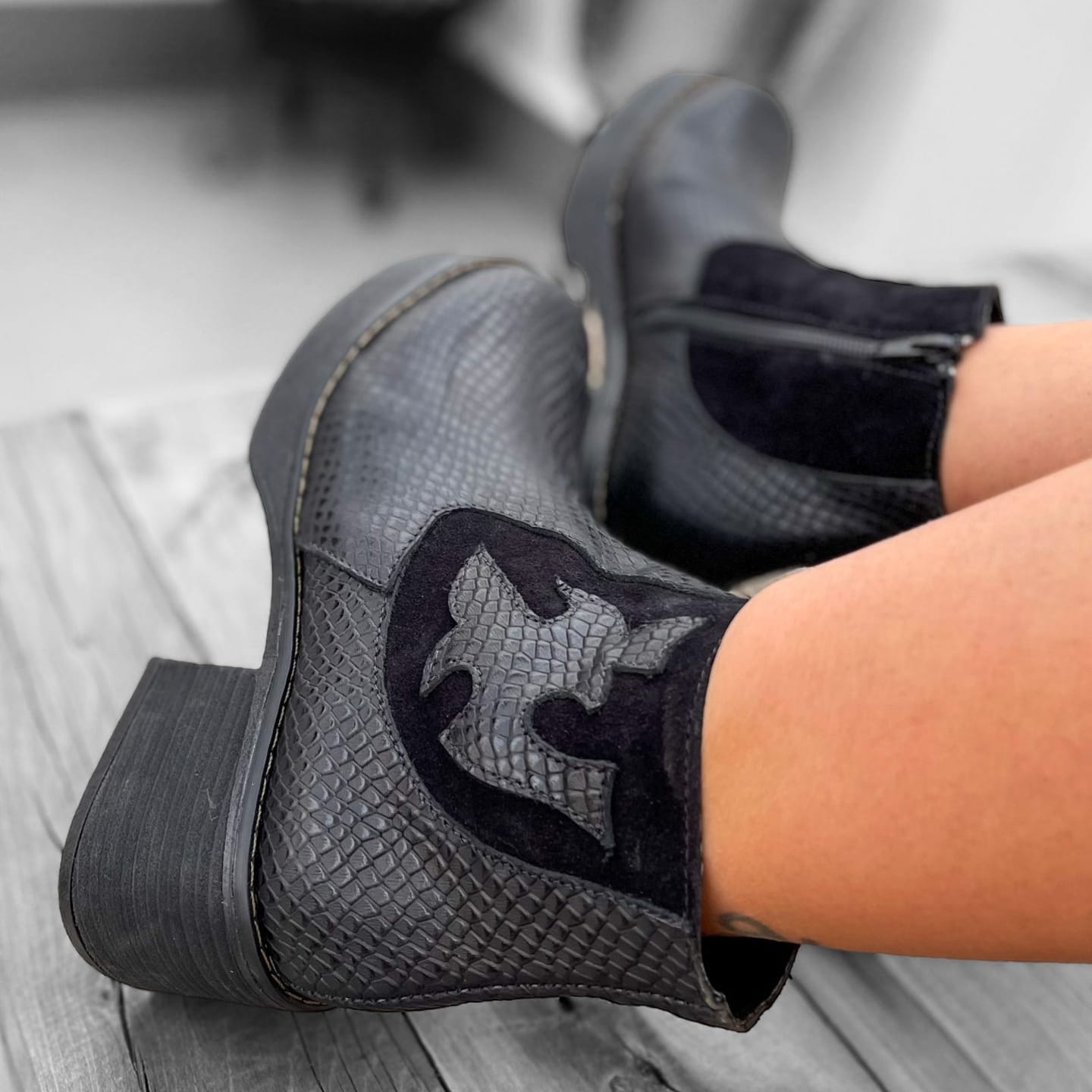 Customer photo review of Botines Lisboa Negro Correas Removibles