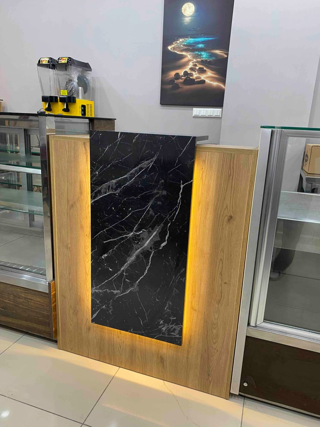 Customer photo review of Rani MA101 Karşılama Bankosu Led Işıklı Çekmeceli Banko Sepet Ceviz - Mermer Desen