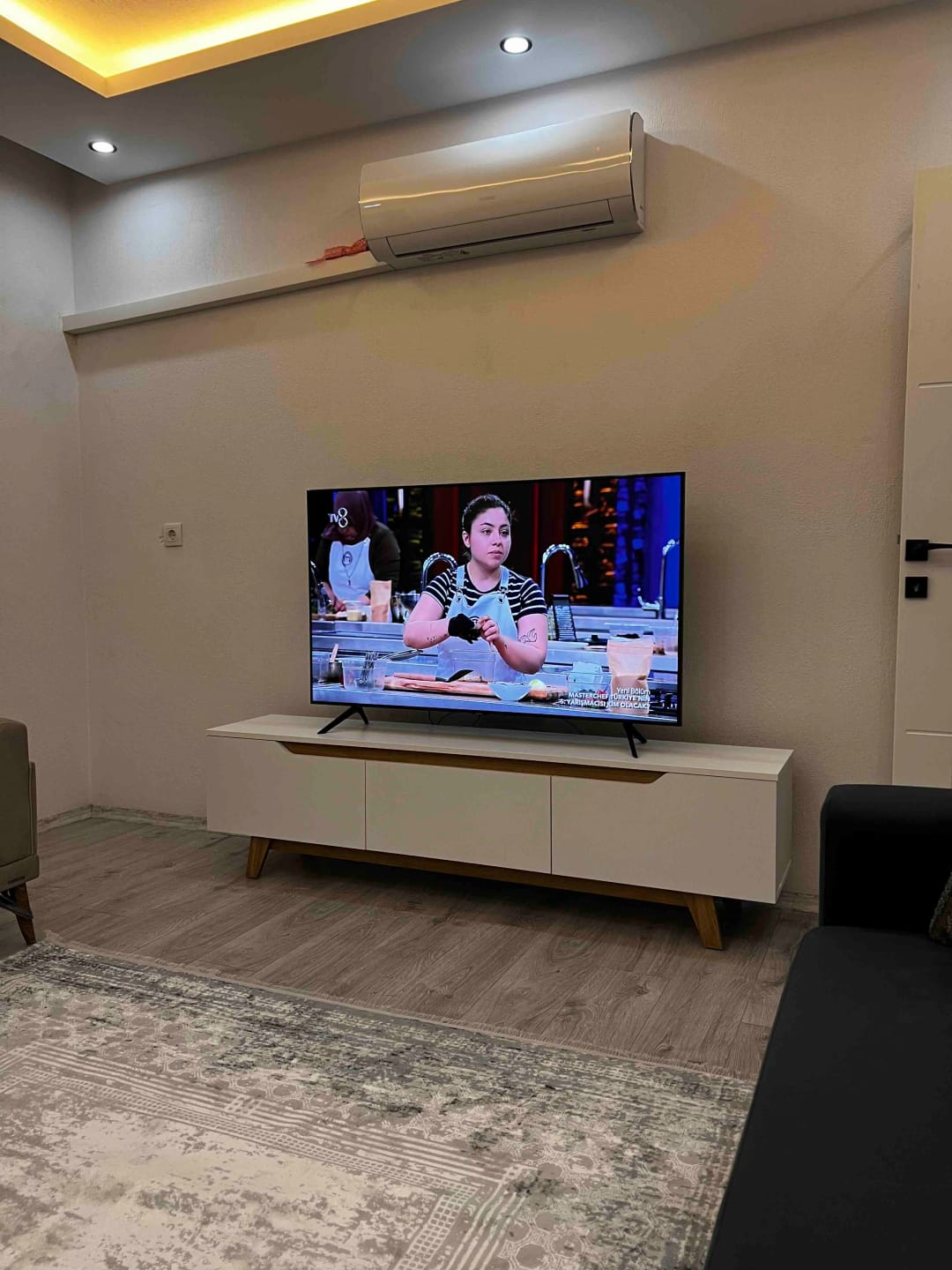 Customer photo review of Rani D1 Tv Ünitesi Modern Ayaklı Tv Sehpası 180 cm  Beyaz - Sepet Ceviz