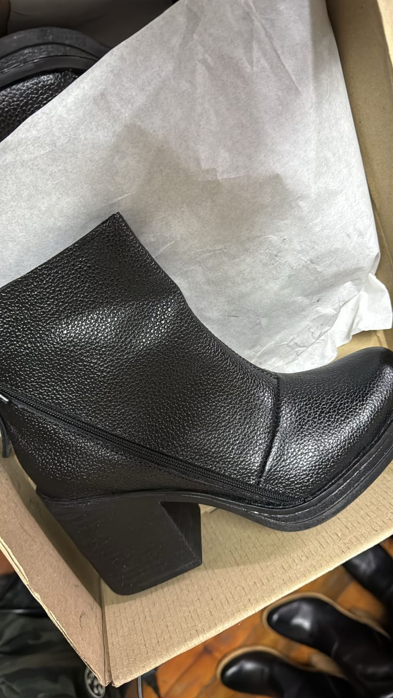 Customer photo review of Botines Lisboa Negro Correas Removibles