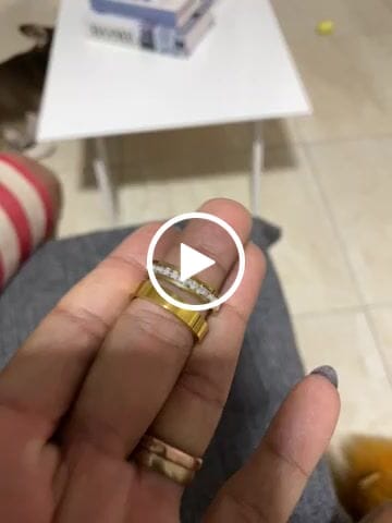 Customer video review of Aliança Quadrada Anatômica Banhado em Ouro 18K