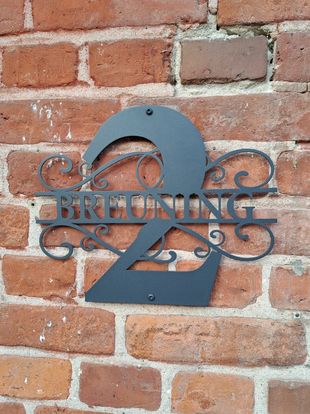 Customer photo review of Hausnummer-Türschild Ornamental Style mit Familiennamen (personalisierbar)