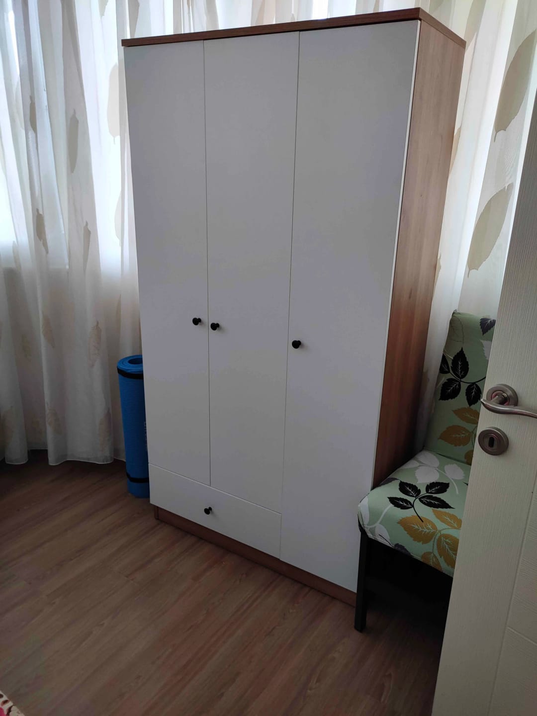 Customer photo review of Rani BA117 Gardırop Elbise Dolabı 3 Kapaklı 1 Çekmeceli 6 Raflı 1 Askılı Sepet Ceviz - Beyaz