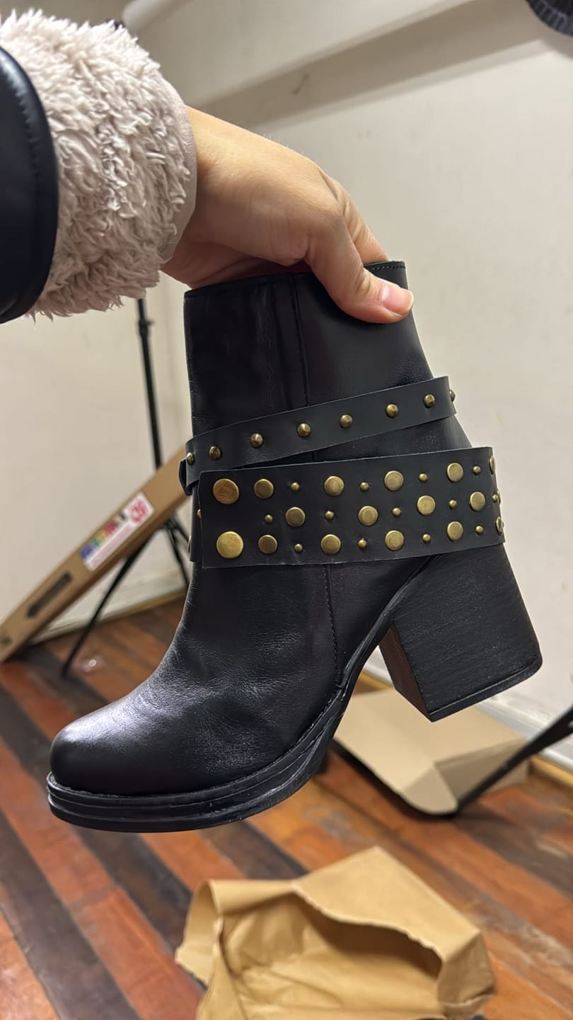 Customer photo review of Botines Lisboa Negro Correas Removibles