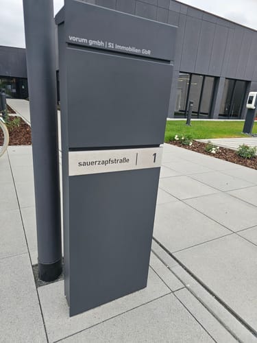 Customer photo review of AlbersDesign Stand-Briefkasten SB1 anthrazit (RAL7016) personalisiert mit Edelstahl-Schild