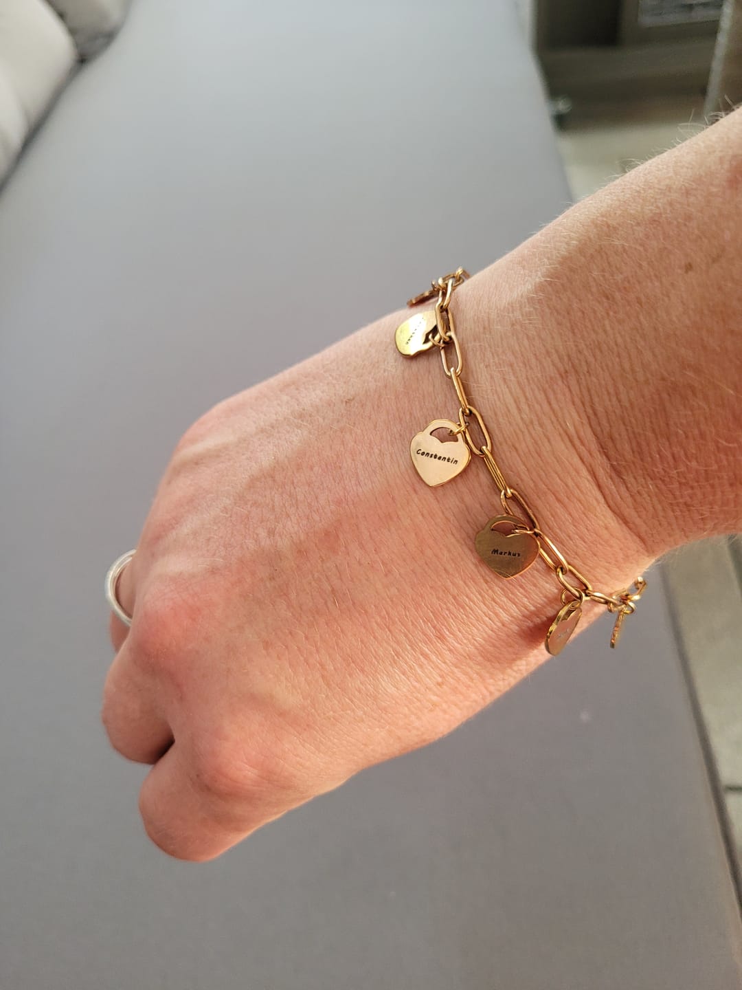 Customer photo review of Armband mit personalisierten Herzanhängern