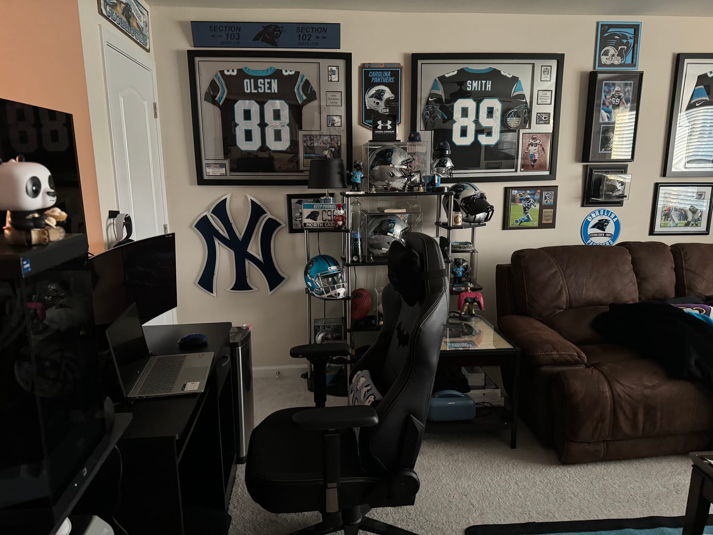 Customer photo review of New York Yankees "NY" NAVY Logo 3D Metal Wall Art