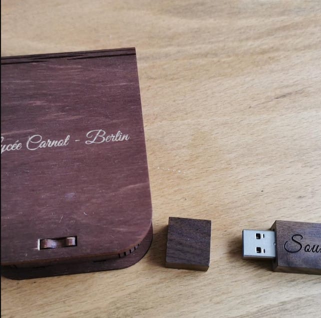 Customer photo review of Yoga USB box with elastic