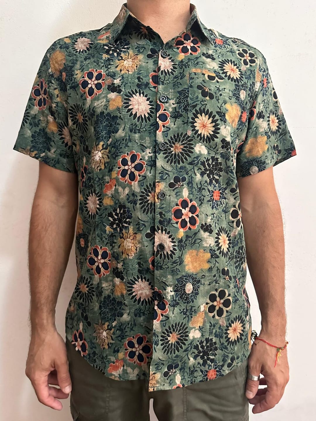 Customer photo review of Chemise hawaïenne en coton vert à manches courtes pour hommes, imprimé floral vintage
