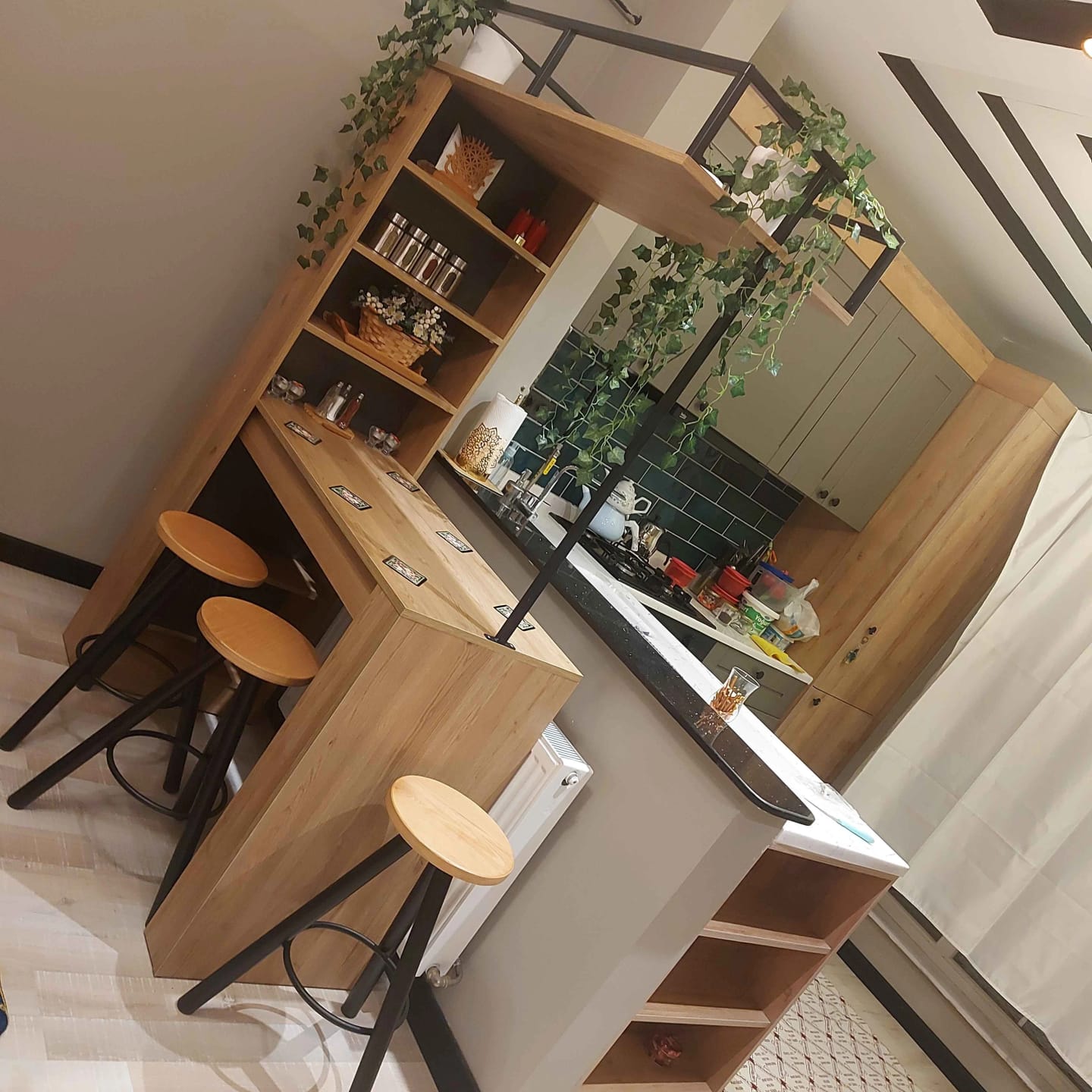 Customer photo review of Rani JA117 Bar Masası Raflı Mutfak Yemek Masası Sepet Ceviz