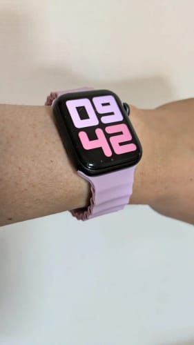 Customer photo review of SiliconSync Magnetic Apple Watch Band