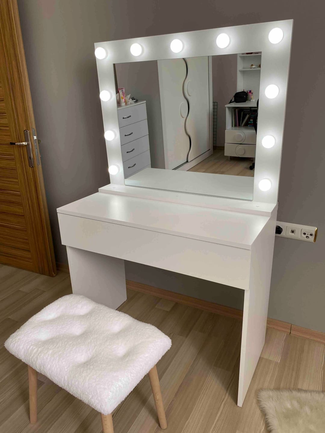 Customer photo review of Rani BJ120 Hollywood Işıklı Aynalı Kulis Makyaj Masası Takı Düzenleyici Beyaz