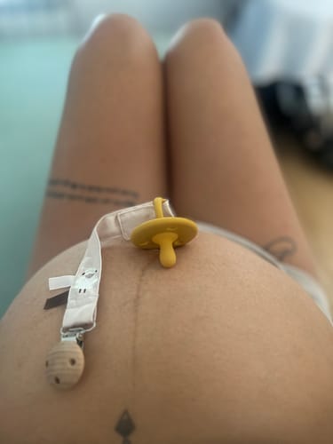 Customer photo review of Kit 2 Chupetes CLÁSICOS Dusty Blue y Mango Nenina & Co