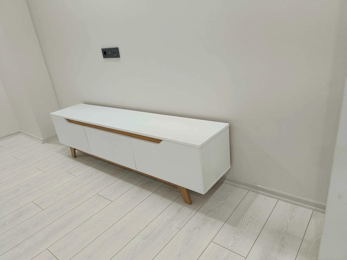 Customer photo review of Rani D1 Tv Ünitesi Modern Ayaklı Tv Sehpası 180 cm  Beyaz - Sepet Ceviz