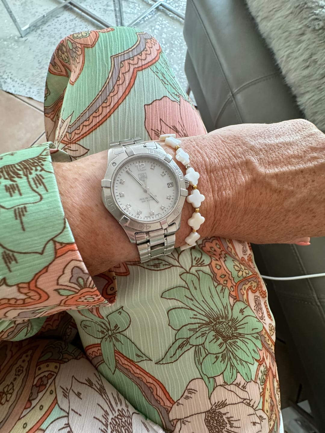 Customer photo review of White Clovers Armband | 18K vergoldet
