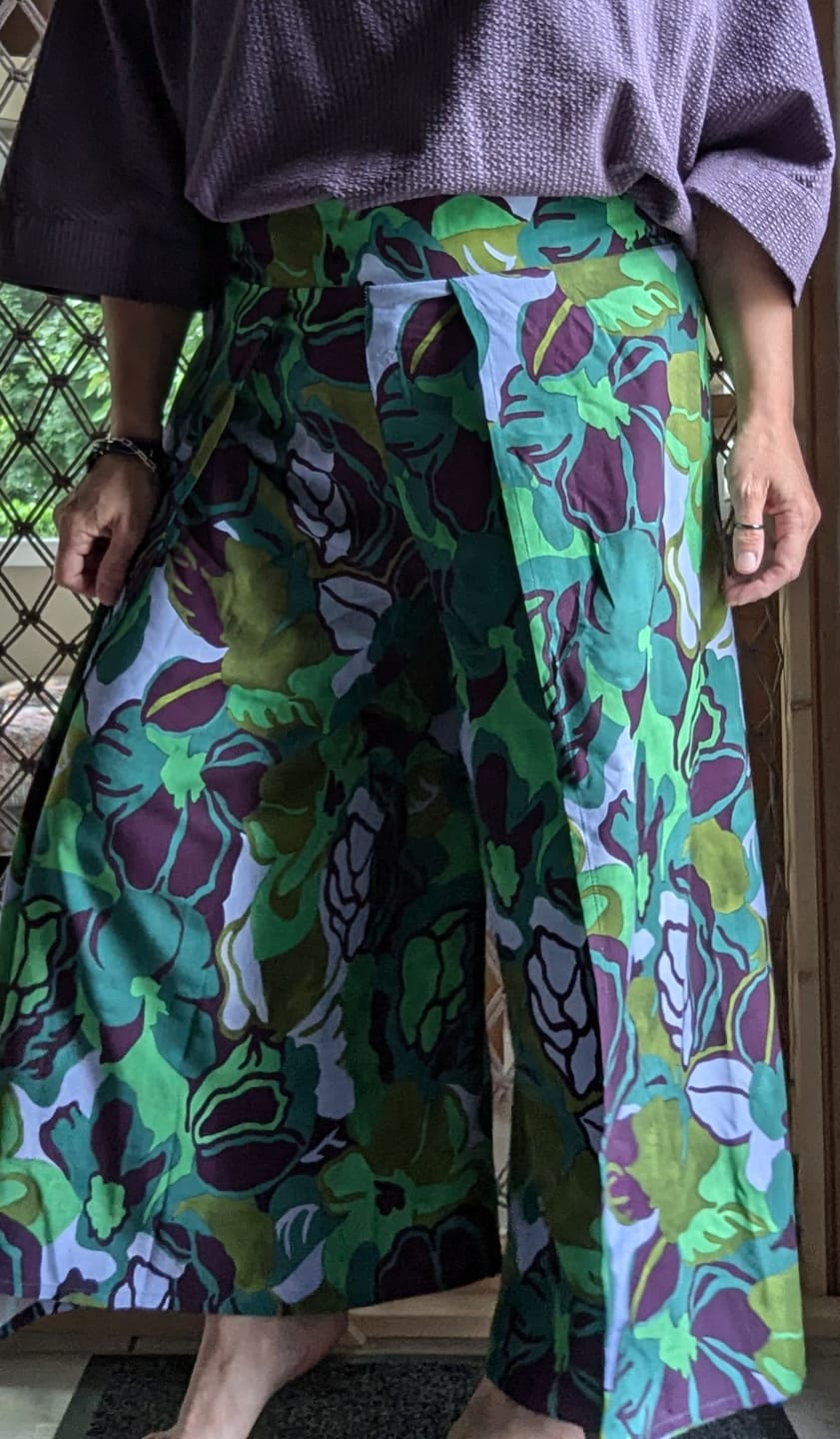 Customer photo review of Pantalon drapé Mathilde - viscose fleuri pomme-prune