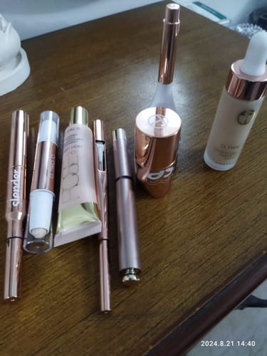 Customer photo review of O.TWO.O ROSE GOLD LIQUID HIGHLIGHTER