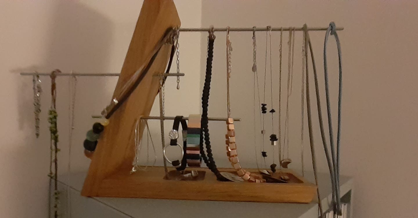 Customer photo review of Handgefertigter Schmuckständer – Ada aus edlem Eichen-Massivholz