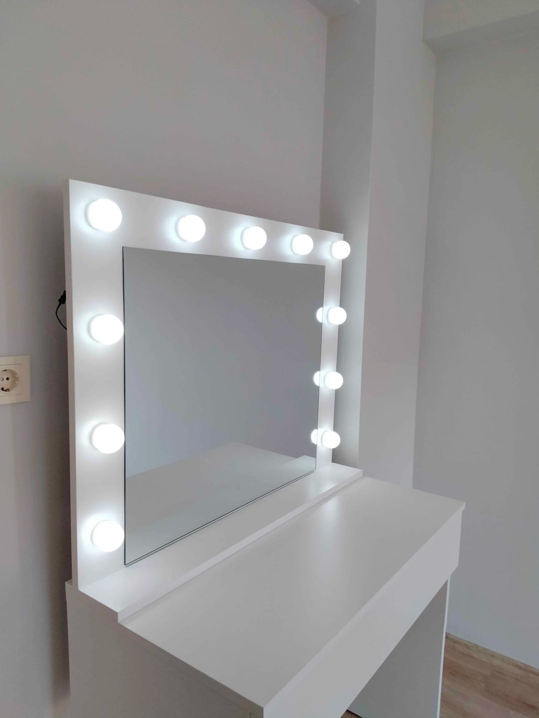 Customer photo review of Rani BJ120 Hollywood Işıklı Aynalı Kulis Makyaj Masası Takı Düzenleyici Beyaz