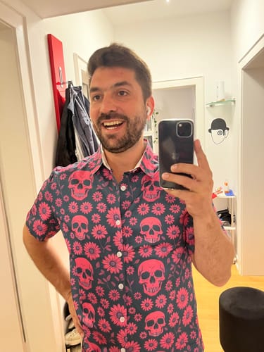 Customer photo review of Chemise d'été à manches courtes pour homme avec motif de crâne rose et fleurs de marguerite boutonnée pour les vacances