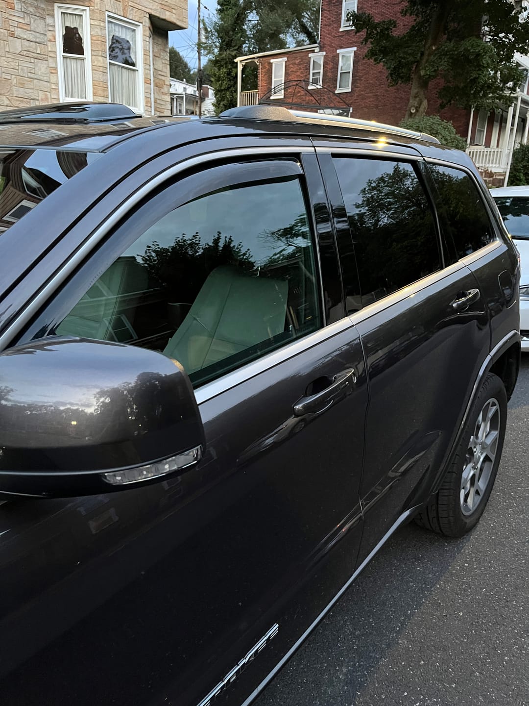 Customer photo review of 2011-21 Jeep Grand Cherokee Window Visors Wind Deflectors Rain Guards Vents
