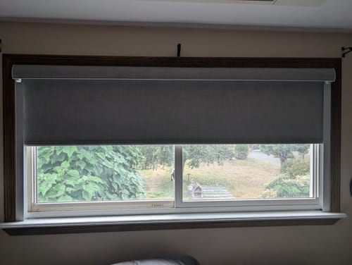 Customer photo review of SmartWings Motorized Roller Shades 100% Blackout Vigor