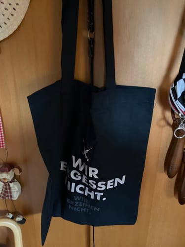 Customer photo review of STOFFTASCHE • WIR VERGESSEN NICHT, WIR VERZEIHEN NICHT!
