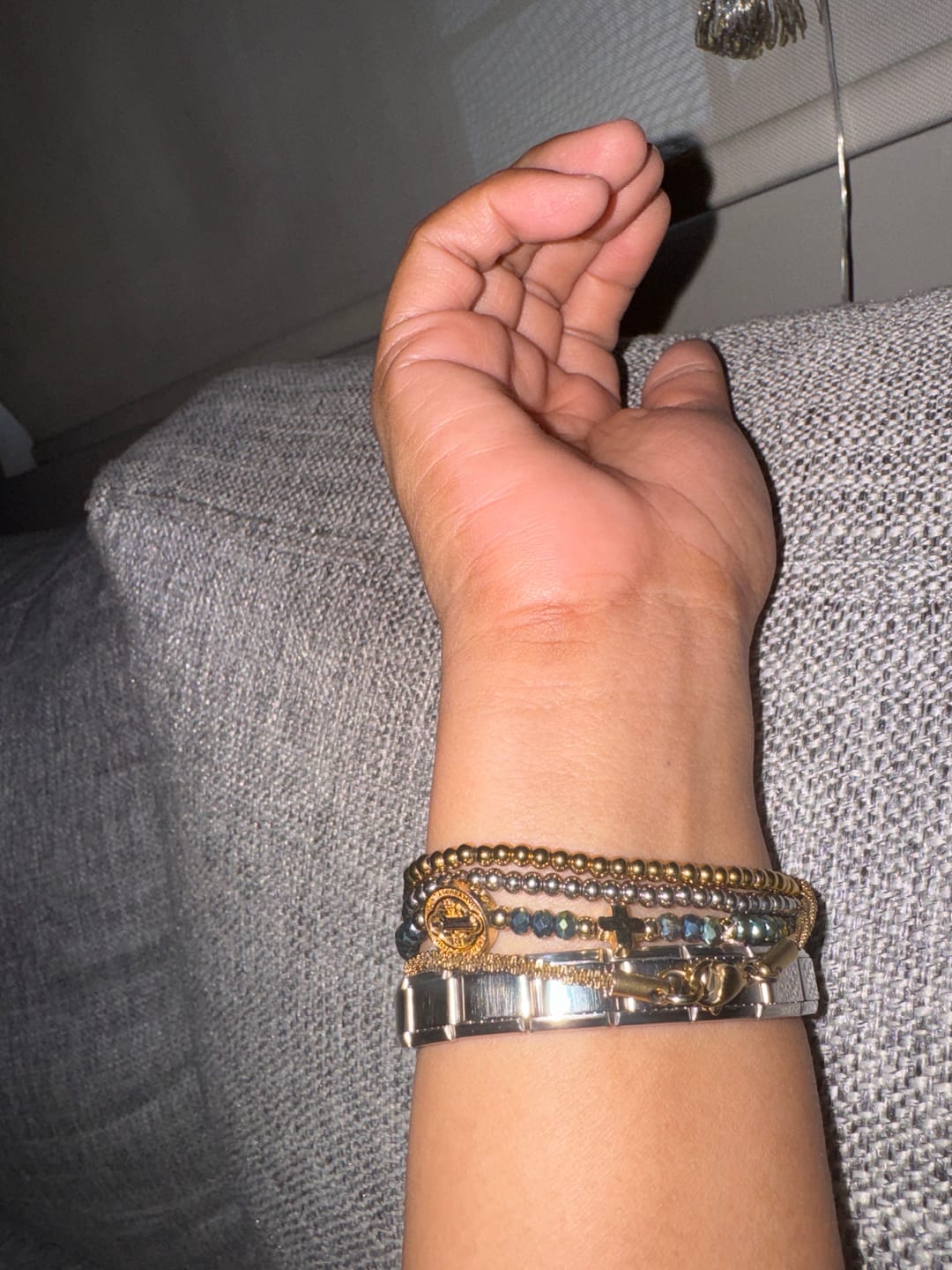 Customer photo review of Pulsera Piedras Con San Benito y Cruz
