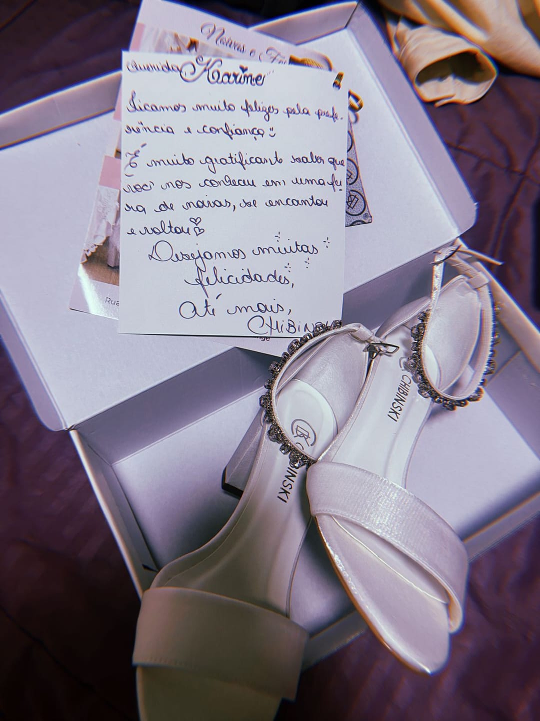 Customer photo review of Sandália Gisele Velvet Branco com Pedrarias