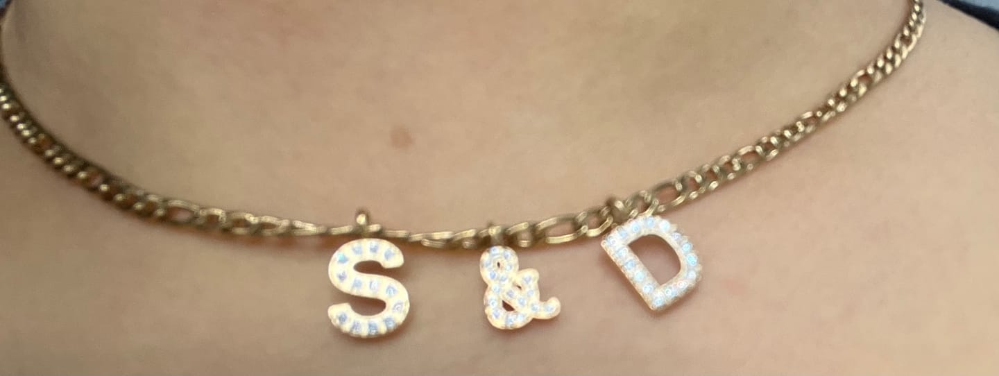 Customer photo review of Initiale Kette | 18K vergoldet
